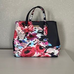 Kate space hand bag, perfect for spring and summer! In great condition!